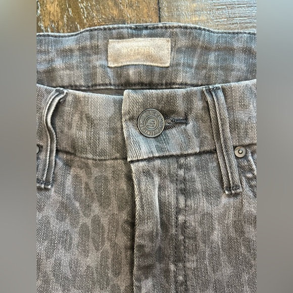 MOTHER Jeans High Waisted Looker, Bad Cat! Black Leopard Print, Size 26 - Picture 5 of 12